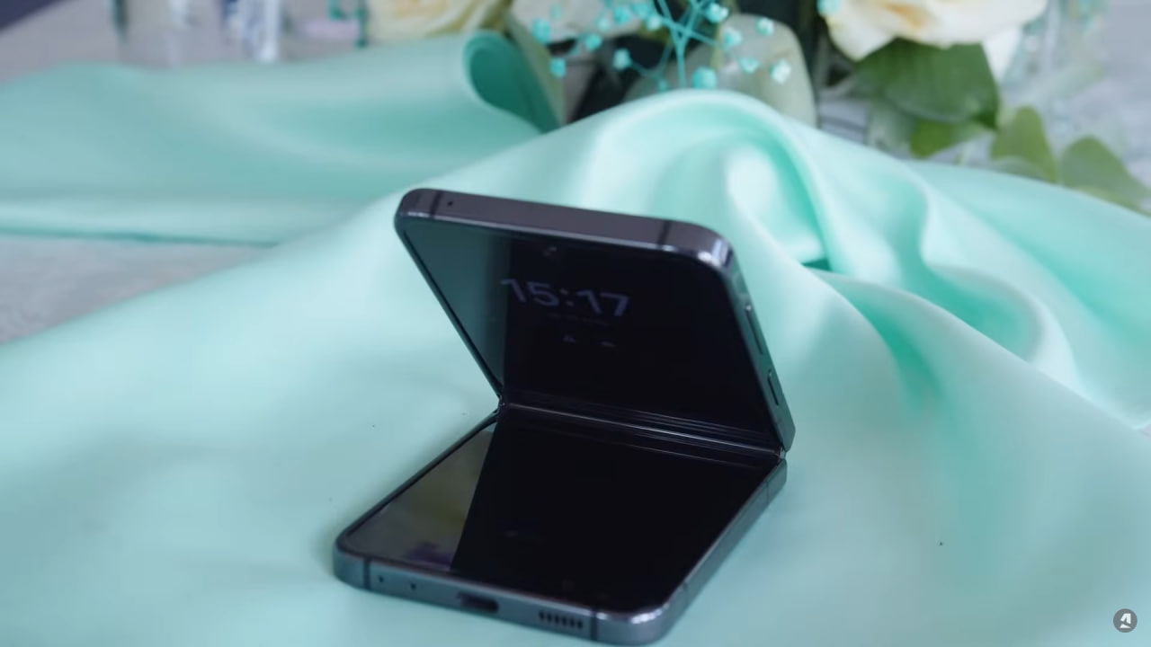 The Galaxy Z Flip5 introduces a dual-screen experience that amplifies user interactions